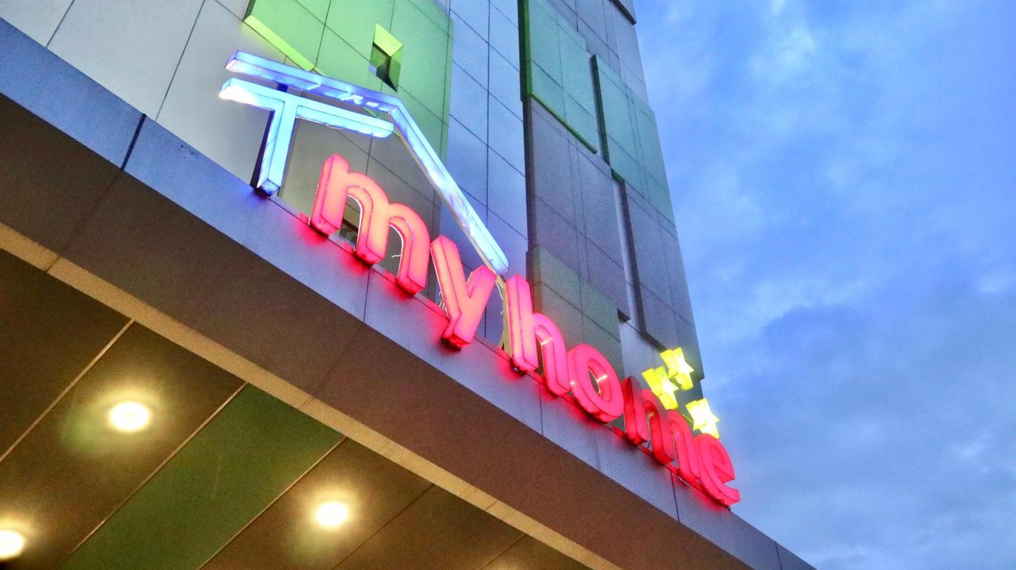 My Home Hotel Pontianak Exterior photo