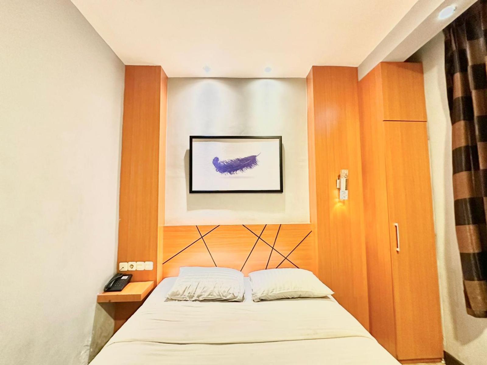 My Home Hotel Pontianak Exterior photo