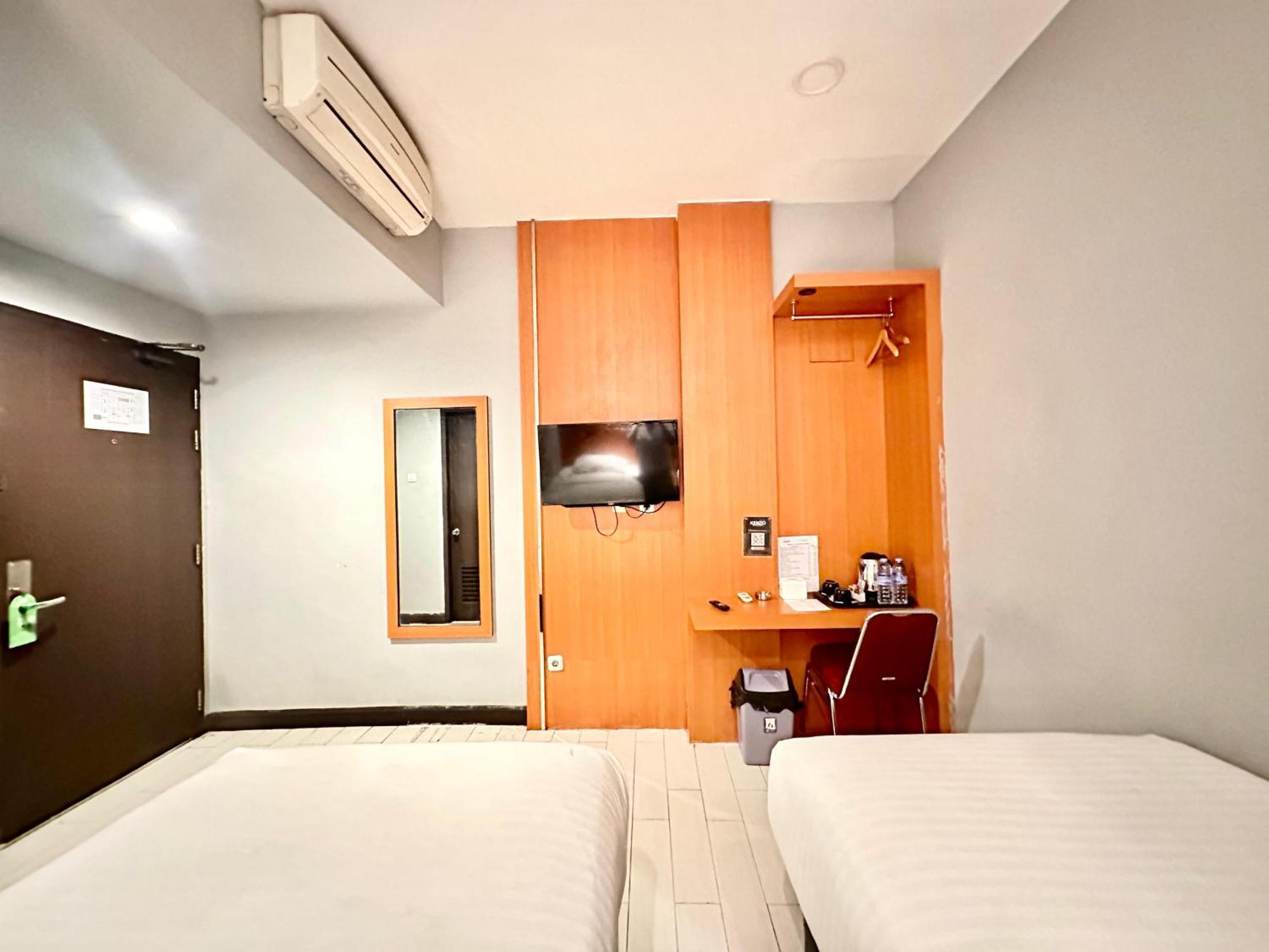 My Home Hotel Pontianak Exterior photo