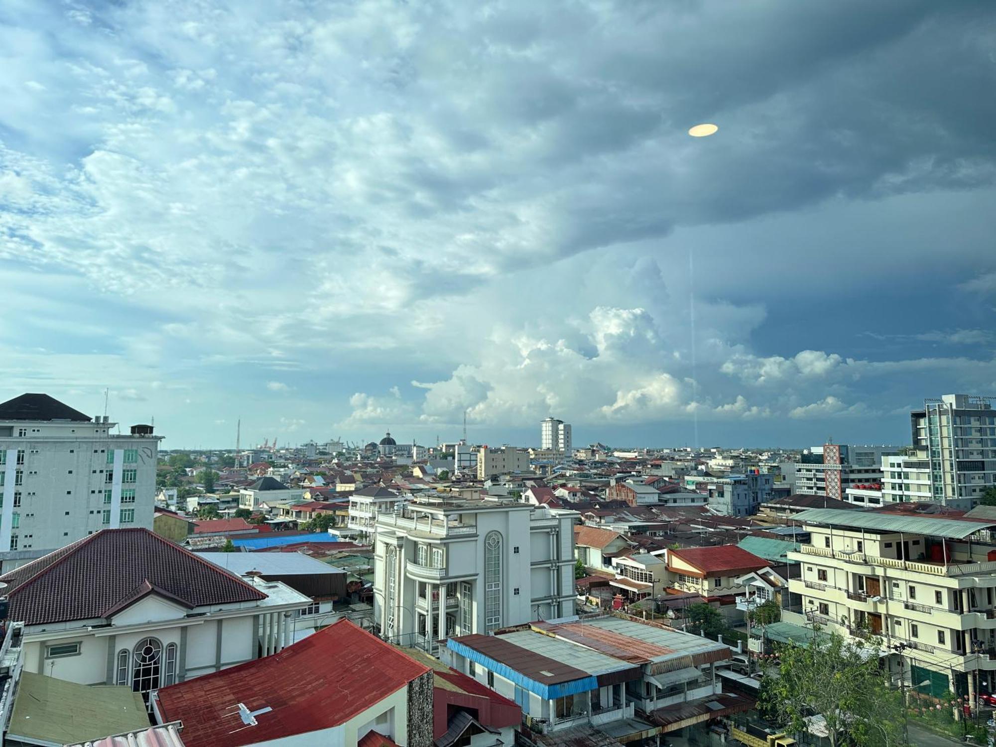 My Home Hotel Pontianak Exterior photo